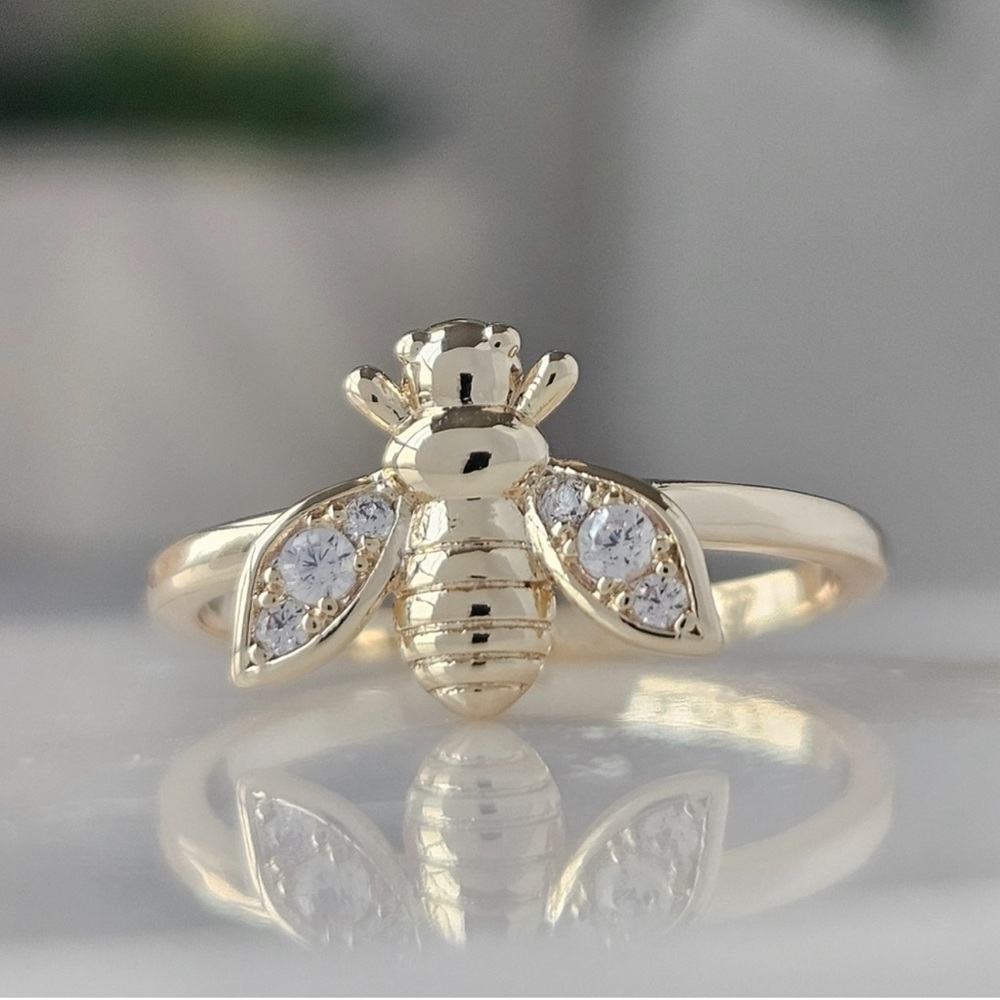 Super {Sweet} Honey Bee Ring by Charmed Aroma in Size 6 Gold 🐝